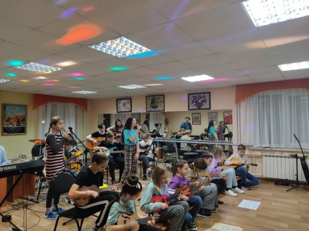 в Центре детского творчества "Радуга" состоялся отчетный концерт объединения "Город песен"