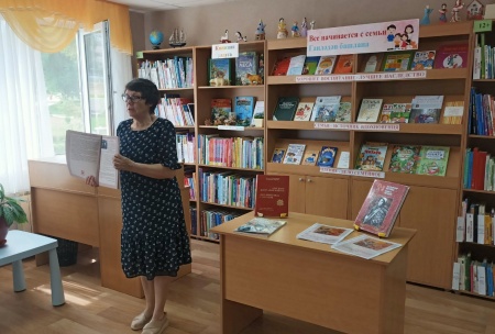 В Камполянской библиотеке прошла патриотическая беседа «Дедушкины медали»