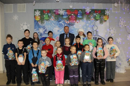 Депутат Госдумы РФ поздравил камполянских детей