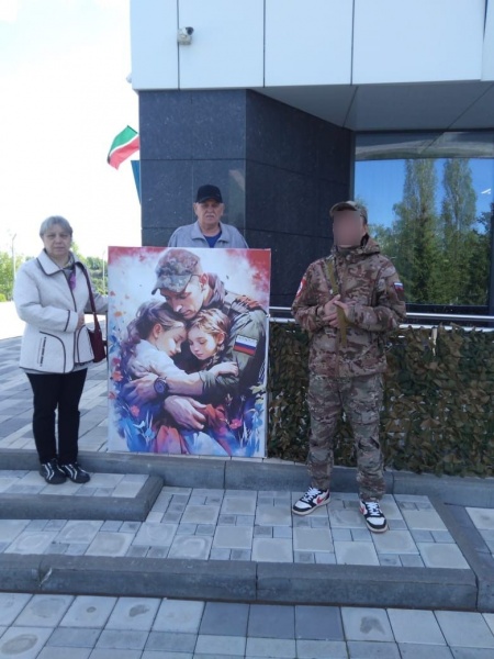 Участник СВО посетил центр сбора гумпомощи Камских Полян