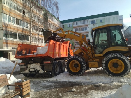 В Камских Полянах продолжаются работы по вывозу снега копия