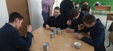 Школьники приняли участие в изготовлении окопных свечей копия