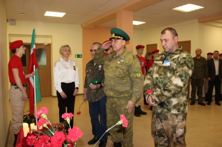 В школе № 2 открыли мемориал в честь погибшего воина Андрея Тукмачева копия