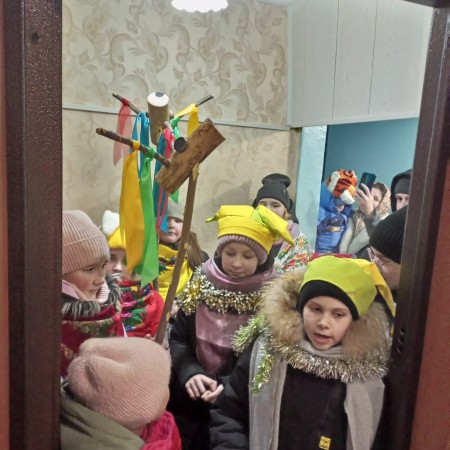 «Коляда, коляда, отворяй ворота!» — воспитанники воскресной школы поздравили камполянцев со Святками копия