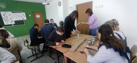Школьники приняли участие в изготовлении окопных свечей копия