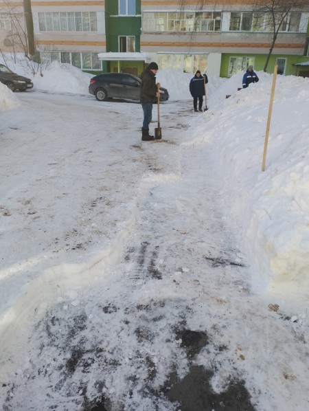 В Камских Полянах идет активная работа по расчистке и вывозу снега копия