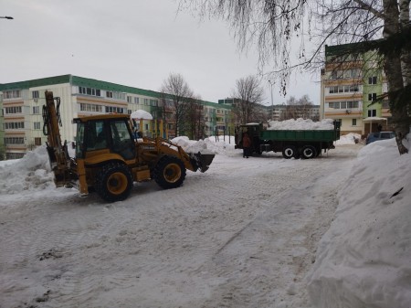 В Камских Полянах идет активная работа по расчистке и вывозу снега копия