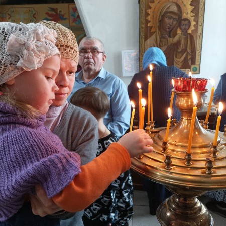 Православные верующие празднуют Благовещение
