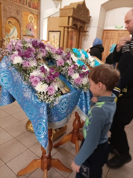 Православные верующие празднуют Благовещение