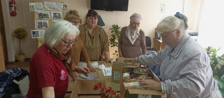 Клуб рукодельниц Камских Полян передал посылки в зону СВО