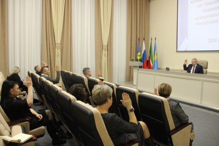 В Камских Полянах прошла итоговая сессия местного Совета