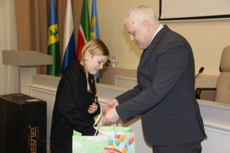 Депутаты приняли участие в акции «Елка желаний»: дети получили долгожданные подарки к Новому году