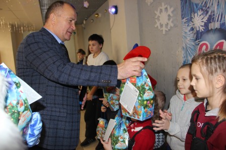 Депутат Госдумы РФ поздравил камполянских детей