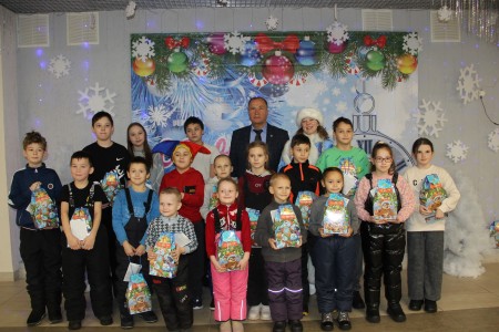 Депутат Госдумы РФ поздравил камполянских детей