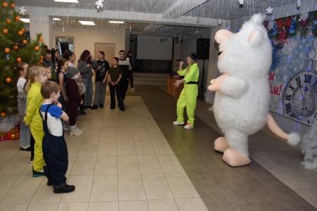 Участник СВО поздравил юных камполянцев с наступающими праздниками