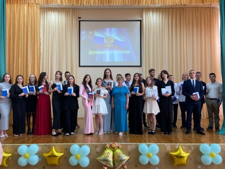 В школе № 1 прошел бал выпускников