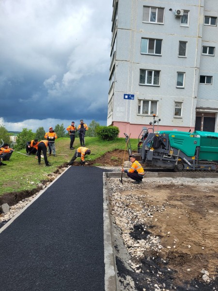 В Камских Полянах продолжаются работы по капитальному ремонту жилого фонда и дворов
